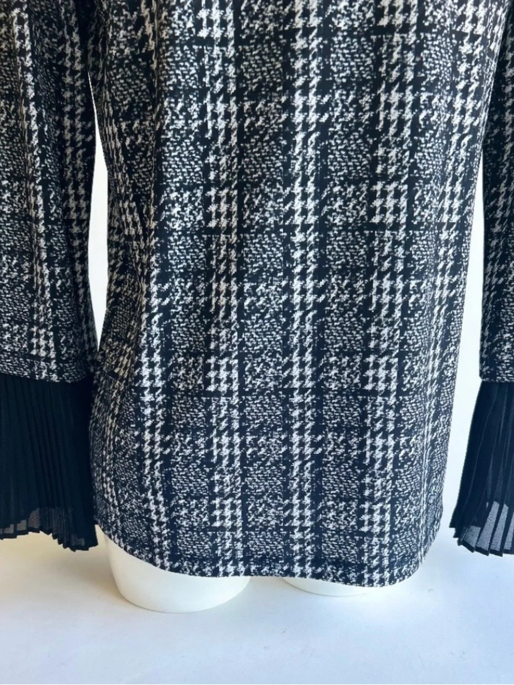 New Michael Kors Black White Rayon Long Sleeve Top size M.